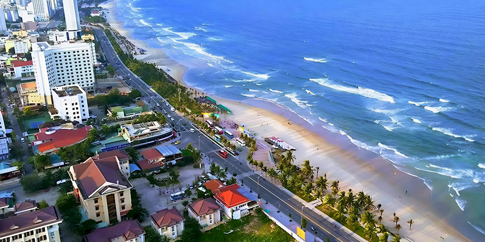 Những bãi tắm gần trung tâm có bãi cát trắng trải dài, sóng biển nhẹ nhàng và nhiều tiện ích khách sạn, nhà hàng xung quanh